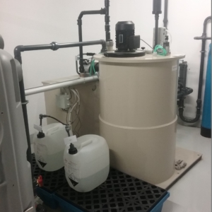 WtR Neutralisation Reaktor mit Rührwerk und Sicherheitswanne für Lauge und Säure